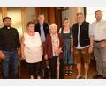 Bild: bey
Barbara "Babett" Hartung (Mitte) wird bei ihrem 95. Geburtstag von ihren Kindern Annemarie und Andreas (linnks) sowie Barbara und Josef "Sepp" in die Mitte genommen. Pater John Gali (links) und Bürgermeister Rainer Rewitzer gratulierten zum seltenen Geburtstag mit herzlichen Worten.