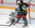 Bild: Hans-Jürgen Ziegler
Die Blue Devils Weiden gewannen am Sonntag das Testspiel bei den Starbulls Rosenheim mit 1:0. Der Weidener Goalie Marco Wölfl bot eine überragende Leistung. Mit im Bild der Weidener Torschütze Maximilian Kolb und Starbulls-Angreifer Sebastian Streu.