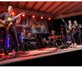 Bild: eib
Die Band Acoustic Gravity in ihrem Element auf heimischer Bühne. Links Bandleader Hermann Utz mit Akustikgitarre und Gesangsmikro, hinten am Schlagzeug Kevin Goodin und Filipp am Piano, rechts vorne Oliver und Jürgen mit zweiter Gitarre und Bass.