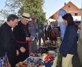 Bild: swo
Interessiert zeigte sich der Diözesanbischof auch für die Arbeit des Vereins "Socialis for the Gambia", der schon seit vielen Jahren auf dem Mausbergfest mit einem Stand vertreten ist.