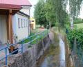 Bild: do
Das Rinnsal Biberbach kann bei Starkregen zum reißenden Gewässer werden. Doch das nach der Sturzflut vor gut drei Jahren in Auftrag gegebene Hochwasserschutzkonzept für Oberbibrach lässt auf sich warten.