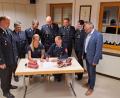 Bild: pi
Franziska Eberlein und Tobias Maure unterzeichnen die Gründungsurkunde. Darüber freuen sich Markus Schwarz, Hans-Peter Müller, Wolfgang Müller, Johann Dierl, Dominik Zintl, Christine Hölzel und Bürgermeister Markus Bauriedl (stehend, von links).