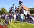 Bild: bkr
Zur Dorfkirchweih hatten sich nicht nur die Bewohner von Döberein vor der Kapelle eingefunden. Den Gottesdienst zelebrierte Pfarrer Markus Bruckner.