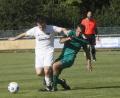 Bild: Hirsch
Der TSV Detag Wernberg festigte die Tabellenführung der Kreisliga West durch einen 2:1-Sieg beim TSV Stulln. In dieser Szene klärt der Stullner Josef Lobinger (rechts) gegen den Wernberger Angreifer Nicolas Schloßer.
