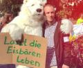 Bild: Kraus/exb
Tobias Kraus (rechts), Landtagskandidat für die Linke im Stimmkreis Weiden, posiert mit einem "Eisbären".