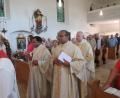 Bild: rha
Mit dem Einzug der Priester in die Bergkirche begann in Axtheid-Berg das Bergfest. Weihbischof Reinhard Pappenberger (hinten) zelebriert mit Stadtpfarrer Pater Robin Xavier (links) und Pfarrvikar Pater Jimmy Joseph den Eröffnungsgottesdienst.