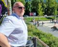 Bild: Sonja Kaute
Ewald Zenger blickt vom Balkon des Juz auf skatende Kinder und Jugendliche und Sportliche im Calisthenics-Park in der Außenanlage. In wenigen Tagen beginnt für den langjährigen Geschäftsführer des Stadtjugendrings und Stadtjugendpfleger die Altersteilzeit.