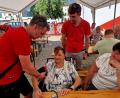 Bild: R. Kreuzer
Benjamin und Michael Hirsch prüfen bei den Besuchern den Blutdruck.