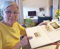 Bild: Lowak
Margot Beer blättert auch heute noch gerne in ihrem Gästebuch. Auf der rechten Seite des Buchs klebt eine Autogrammkarte von Schauspieler Hans Borody, der während eines Drehs auf der Burgruine Flossenbürg im "Landhaus Letzau" gewohnt hat.