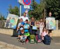 Bild: Florian Singer (fls)
Schüler stellen zusammen mit dem Raigeringer CSU-Stadtrat und Ortsvorsitzenden Daniel Müller (links) sowie dem JU-Ortsvorsitzenden Raigering, Marco Mulzer (rechts) die Plakataktion der Jungen Union vor. Kurz zuvor führte die Stadt eine neue Verkehrssituation am Häustbergweg ein.