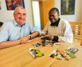 Bild: Portner
Pater André Kionga Jacques Phanzu zeigt Stadtpfarrer Alfons Kaufmann Fotos aus seiner Heimat im Kongo.