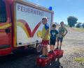 Bild: Katharina Schöner/exb
Die Festdamen der Feuerwehr Griesbach veranstalteten im Ferienprogramm der Marktgemeinde Mähring eine Schnitzeljagd durch Griesbach. Eine der Gruppen beim Bierkistenlauf um das Feuerwehrauto.