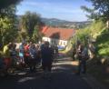Bild: rdh
Die 40 Wallfahrer aus Thanhausen beten bei ihrer Ankunft in Pleystein den Kreuzweg bis zur Kreuzbergkirche.