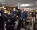 Bild: szl
Sehr interessiert am alten Fassbinderhandwerk zeigte sich Heimatminister Albert Füracker (Mitte) bei seinem Besuch in der Handwerkerscheune. Er ließ sich von Herbert Konrad (links) alles genau erklären.