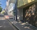 Bild: Gabi Schönberger
Die Absperrung neben der braunen Trafostation zeigt es an: In der Straße "Am Parkplatz" in den Naabwiesen ist das Stromnetz defekt. Von dort aus soll das Netz im gesamten Umgriff zwischen Ringstraße und Pfarrplatz untersucht werden. Damit sind die nächsten Innenstadt-Baustellen vorprogrammiert.