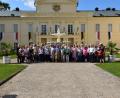 Bild: Martina Zanner/exb
Die Teilnehmenden der Informationsfahrt vor Schloss Metternich. Es wurde 2008 mit dem Europäischen Kulturerbe-Siegel ausgezeichnet. Auch für die Zisterzienser-Klosterlandschaften wird das Prädikat angestrebt.
