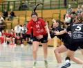 Bild: Hubert Ziegler
Paula Eckert (links) vom HC Sulzbach-Rosenberg in Aktion. Die Landesliga-Handballerinnen starten mit einem Auswärtsspiel in Erlangen-Bruck in die neue Saison.