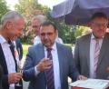 Bild: Rosi Hasenstab
Gesundheitsminister Klaus Holetschek (Mitte) im Gespräch mit dem Vilsecker Bürgermeister Hans-Martin Schertl (rechts) und dessen Stellvertreter Thorsten Grädler (links).
