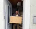 Bild: Popp, Holger 
Pfarrer Linus trägt die letzten Umzugskisten aus seiner Wohnung in Erbendorf. Künftig wird er in Immenreuth und Kulmain tätig sein.