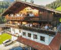 Bild: bey
In diesem Gasthaus fühlt sich die Gruppe der KLJB Burkhardsrieth beim Wochenendausflug in die Wildschönau wohl.