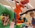 Bild: Kunz
Dem Dino gerade noch entkommen. Die Max-Reger-Halle war ein Kinderspielplatz.