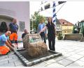 Bild: Portner
Das Bauhof-Team setzt den Goldnugget zwischen Doktor-Eisenbarth-Brunnen und Maibaum am Marktplatz Oberviechtach ab. Bürgermeister Rudolf Teplitzky und Margit Boch vom Stadtmarketing hoffen auf ein beliebtes Fotomotiv: Der Gneis-Findling erhält noch eine Goldfarbe.