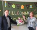 Bild: ak
Mit Blumen hieß Bürgermeister Christian Porsch die neue Schulrektorin Iris Sebald an der Schule willkommen.