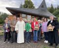 Bild: Manfred Vetterl/exb 
Mit den überreichten Insektenhotels stellten sich Pastoralreferent Richard Cholewa, Marga und Anton Lindner, Regina Schrembs, Sonja Schwemmer und Dekan Markus Rausch zusammen mit den Gläubigen zu einem Erinnerungsfoto auf.