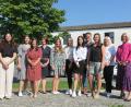 Bild: jzk
Rektorin Christine Wiesend (rechts) hieß die neuen Lehrkräfte willkommen: (von links) Kathrin Schraml, Lea Schröder, Patricia Sieber, Patricia Hamm, Sophia Bayer, Sophie Engelhardt, Stephanie Gold, Tobias Gräb, Julia Küffner und Romana Kuchenreuther.