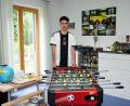 Bild: ref
Noah Keller zu Hause in Hermannsberg (Gemeinde Illschwang) in seinem Zimmer am Tischkicker. An der Wand hängt eine Bildcollage von seinem Besuch im Stadion von Borussia Dortmund - seinem Lieblingsverein.