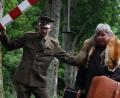 Bild: Ovigo-Theater/Florian Wein/exb
Schauspieler Marek Velebný (rechts) als glücklicher Flüchtling und sein falscher Schleuser. Das Projekt "Fingierte Grenzen: Auf den Spuren der Aktion Kámen" des Ovigo-Theaters wurde vom Bayerischen Kulturfonds gefördert.
