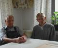 Bild: ubb
Alfons und Albert Bitterer (von links) sitzen am Tisch in ihrer Stube, wo uralte Möbel aus Großmutters Zeiten Gemütlichkeit verbreiten. Die Brüder erzählen von ihrem Leben auf der Unteren Kellermühle, die sie nie weit verlassen haben.