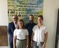 Bild: Mary Möller-Hartung/exb
Willkommensgrüße am Otto-Hahn-Gymnasium: Im Bild hinten von links Oberstudiendirektor Stefan Niedermeier und Studienreferendar Lukas Baum, vorne die Studienrätinnen Lisa Kammermeier und Lisa Hittinger.