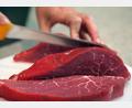 Symbolbild: Oliver Berg/dpa
Rindfleisch wird geschnitten. Die Ökomodellregion will, dass nicht nur die Filetstücke verwertet werden, sondern verfolgt einen Ansatz für die Verwertung ganzer Tiere in der Gastronomie. Bei einem Speeddating sollen sich Bio-Landwirte und Gastronomen kennenlernen.