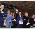 Bild: Pressestelle Stadt Weiden/exb
Maceratas Bürgermeister Sandro Parcaroli (links) und Weidens Oberbügermeister Jens Meyer (Mitte) erneuern beim Fest „San Giuliano“ die Partnerschaft zwischen den beiden Städten..