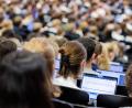 Bild: Rolf Vennenbernd/dpa
Studentinnen und Studenten sowie Azubis haben einer neuen Yougov-Umfrage zufolge im Schnitt ein höheres Stressempfinden als Arbeitnehmer, die ihre Ausbildung hinter sich haben.