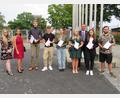 Bild: adj
Sabrina Kropf, Celine Wächter, Jonathan Schäffler, Maximilian Merther, Emma Buscholl, Helena Füßl, Bürgermeister Ernst Schicketanz, Julia Gottfried und Bastian Ach bei der Ehrung der Schulbesten von Altenstadt/WN.
