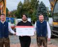 Bild: do
Im feschen Vereins-Outfit überreichen Vereinsvorsitzender Sebastian Wohlrab und Kassenverwalter Siegfried Zimmermann auf der Baustelle den symbolischen Spendenscheck an Pfarrer Johannes Bosco.