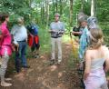 Bild: bjp
Der Damm der alten Basaltbahn trägt heute einen Wanderweg, ein "englischer Garten" sollte schon im 19. Jahrhundert Touristen ins "Land am Kulm" locken: Viel Vergessenes holten die von Hans Losert (Bildmitte) geleiteten 20 archäologischen Kampagnen am Rauhen Kulm ans Licht der Gegenwart.