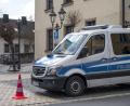 Bild: Daniel Vogl/dpa
Ein Einsatzwagen der Polizei sperrt die Straße zu einem Kinder- und Jugendhilfezentrum ab. In der Einrichtung war am Vortag eine Zehnjährige tot in einem Zimmer gefunden worden.