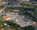 Luftbild: Michael Ascherl
Das Grundstück zwischen Netto-Markt (links) und der ehemaligen Disko „MedRo“ (rechts) in Nabburg gehört dem Freistaat Bayern. Hier soll möglicherweise eine Sammelunterkunft für 200 Geflüchtete entstehen. Oben im Bild verlaufen Austraße und die Bahnstrecke Weiden–Nabburg–Schwandorf.