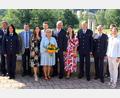Bild: mfh
Der scheidende Seminarleiter mit Familienangehörigen, Kollegen und Gästen: (von links) Polizeioberrat Oliver Mignon, Polizeihauptkommissarin Daniela Weidner-Kainz, Zweiter Bürgermeister Günter Koller, Eliana Fleischmann, Florian Fleischmann, Sonja Fleischmann, Josef Fleischmann, Katja Fleischmann, Leitender Polizeidirektor Matthias Messer, Polizeidirektor Roland Gaßner, Erster Polizeihauptkommissar Stephan Wegerer und Polizeihauptmeisterin Sandra Wilfer.