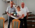 Bild: Martin Pöllath/exb
Stadt- und Kreisrat Martin Pöllath (links) und Stadtrat Hans-Jürgen Reitzenstein (rechts) überbringen Brigitte Munker Geburtstagsgrüße der FDP und Freien Wählerschaft.