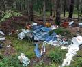 Bild: Michael Strobel/exb
Plastikplanen, Farbeimer und anderer Müll, großflächig einfach in die Landschaft gekippt: So ein Anblick bietet sich leider immer wieder. Das Bild entstand am Rand eines Parkplatzes bei Mitterteich.