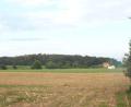 Bild: e
Eine Photovoltaikfreiflächenanlage in der Gemarkung Gärmersdorf soll errichtet werden , der geplante Solarpark liegt direkt an der Bahnstrecke Amberg-Schwandorf (Hintergrund), die Vorhabengrundstücke umfassen eine Fläche von rund 4,6 Hektar in Richtung ehemaliges Bahnhäusl (Hintergrund), die Scheune (rechts) bleibt stehen. Sie wird erhalten und mit PV-Modulen bedeckt.