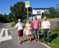 Bild: tra
Rainer Rubenbauer, Christina Drick, Wolfgang Braun und Bürgermeister Hans Ram (von links) begutachten die neuen Bushaltestellen in Wolfsbach