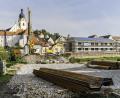 Bild: Hösamer
Ein Blick von der Wöhrvorstadt bei der Schuierer-Mühle hinüber zur Spitalkirche/Fronberger Straße. Schwere Maschinen bereiten hier momentan den Einbau der Behelfsbrücke vor.