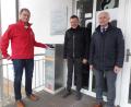 Bild: br
Durch einen Rezeptbriefkasten ist eine Arzneimittelversorgung vor Ort für die Gemeindebürger aus Neusorg und Pullenreuth gewährleistet. Unser Bild zeigt (von links) Claus Nieberding, Inhaber der Stadtapotheke Waldershof, Allgemeinarzt Dr. Rolf Bollig und Bürgermeister Peter König.