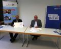 Bild: Landratsamt Neustadt/WN, Marcel Weidner/exb
Alle Hilfen aus einer Hand. Bezirkstagspräsident Frank Löffler (rechts), Bezirk Oberpfalz, und Landrat Andreas Meier unterzeichnen eine Kooperationsvereinbarung.