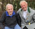 Bild: dob
Schützenmeister Johann Gösl (rechts) hat die Verdienste des einzigen noch lebenden Gründungsmitglieds Willi Schuller nicht vergessen. Er besuchte ihn vor dem Gründungsjubiläum im Seniorenheim.